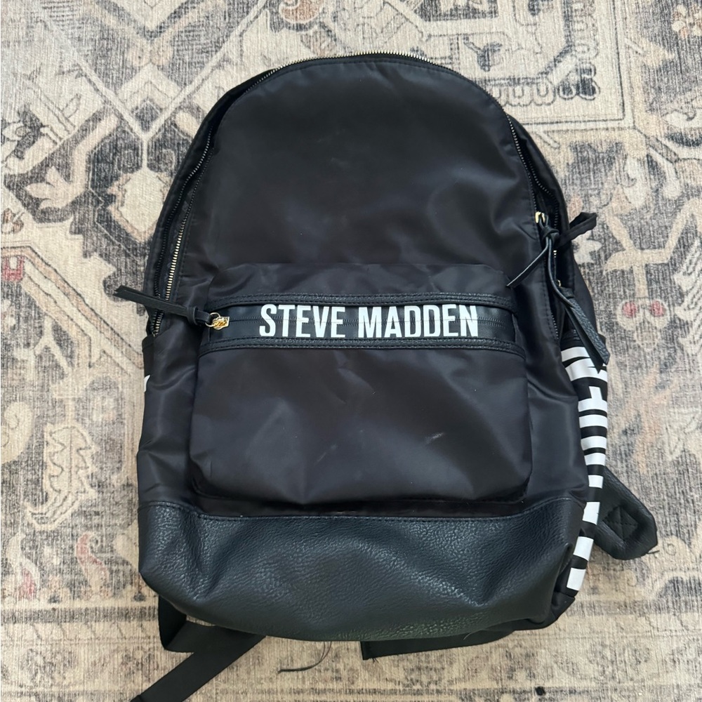 backpack,front zipper pocket,2 inside large pockets, detachable pouch.